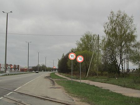 Ātruma ierobežojuma zīmes uz Jelgavas šosejas