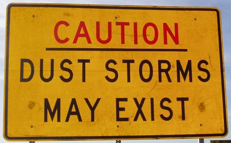 Brīdinājuma zīme ar uzrakstu "Caution! Dust storms may exist"