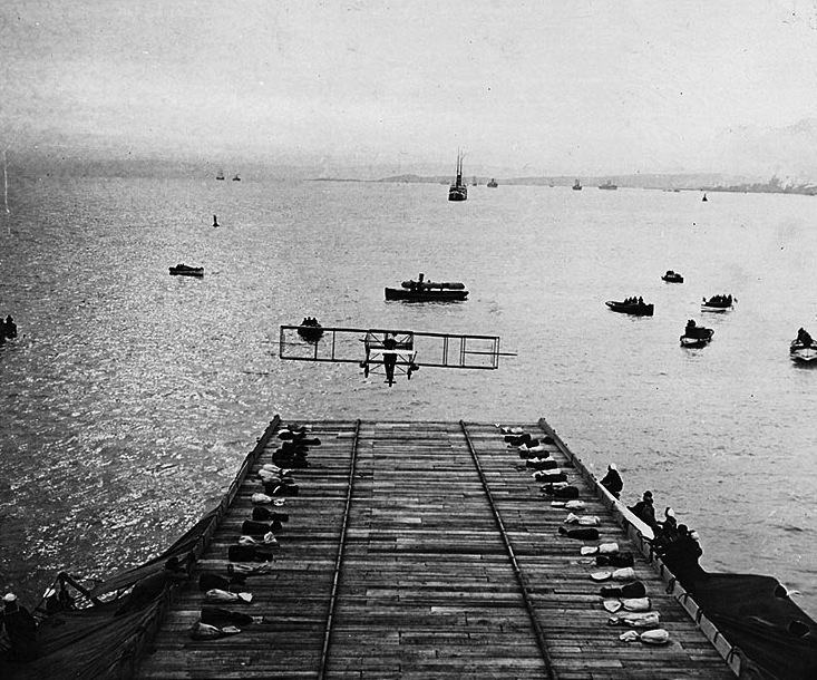 Pirmā nosēšanās ar lidmašīnu uz kuģa klāja (1911. gada 18. janvāris)