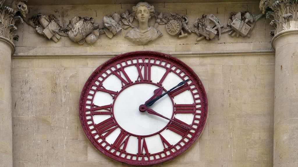 Šis laikrādis ir no Apvienotās Karalistes (Bristoles biržas ēka), lai demonstrētu divus minūšu rādītājus — viens rāda vietējo laiku, otrs GMT