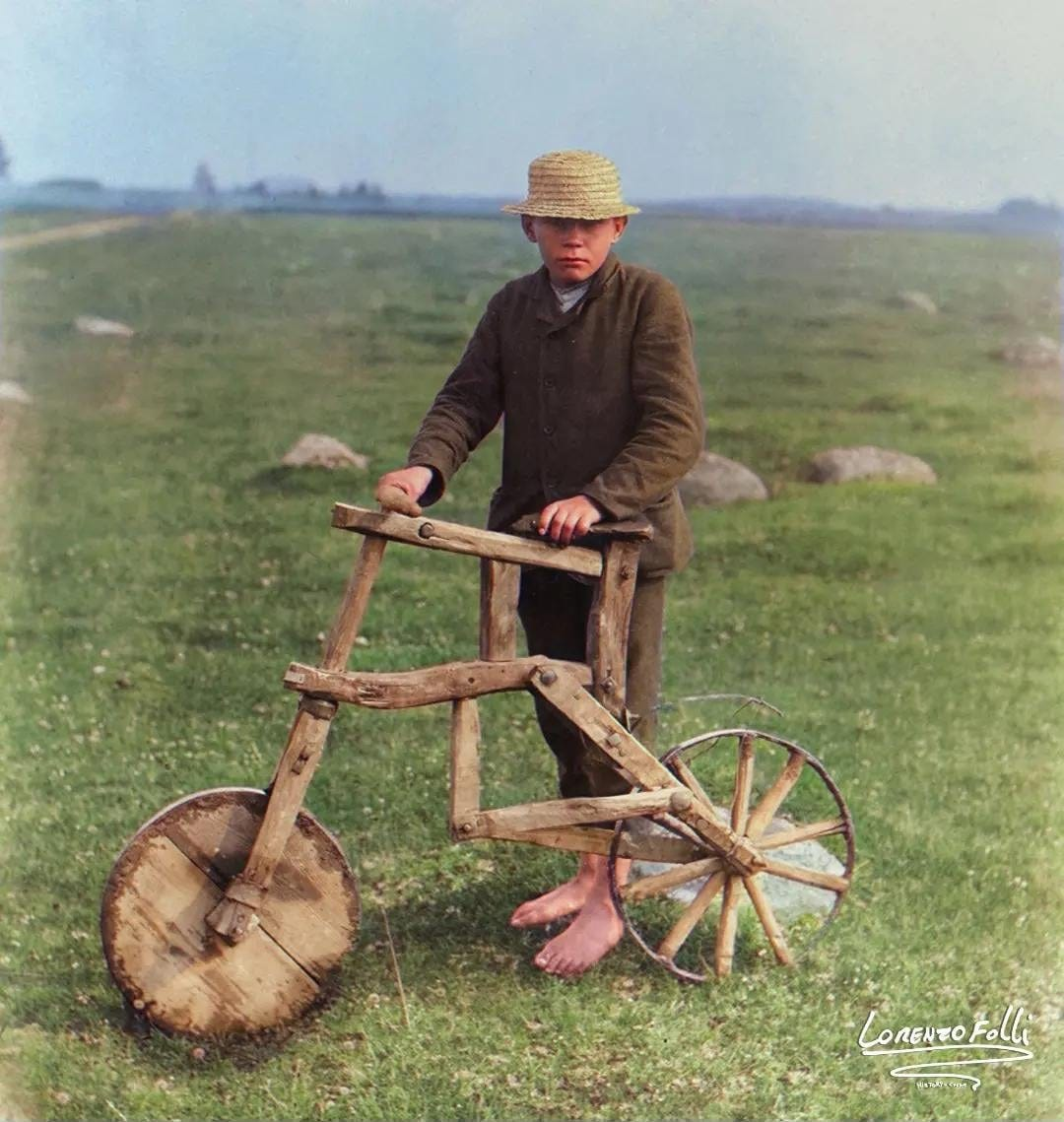Velosipēdists no Tarvastu Igaunijā ar paštaisītu koka velosipēdu, 1912. 📷 Johannes Pääsukes